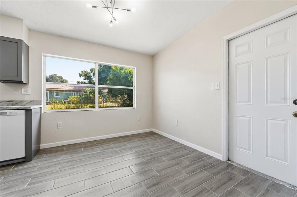 待售: $250,000 (3 贝兹, 1 浴室, 1204 平方英尺)