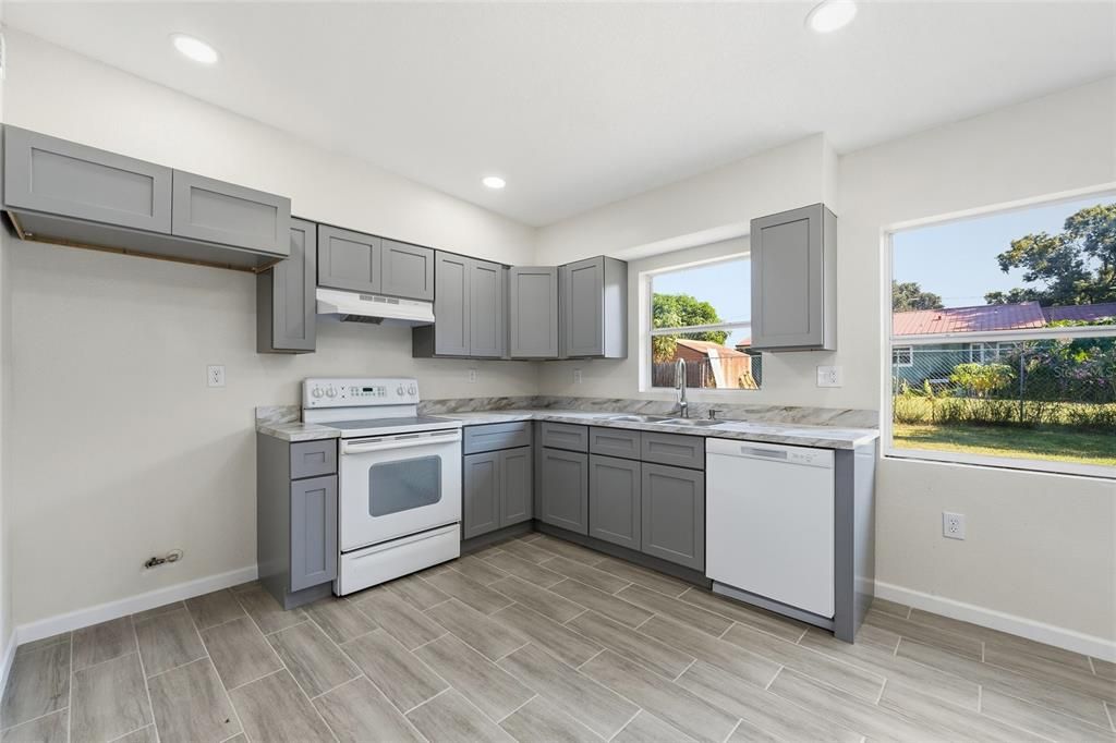 待售: $250,000 (3 贝兹, 1 浴室, 1204 平方英尺)