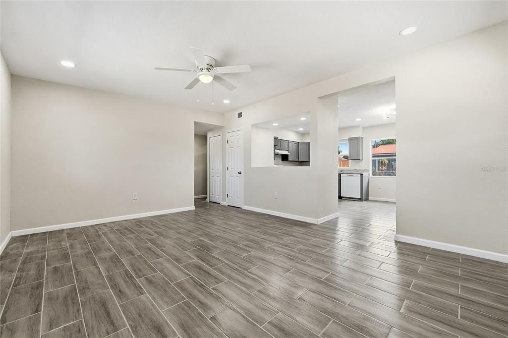 待售: $250,000 (3 贝兹, 1 浴室, 1204 平方英尺)