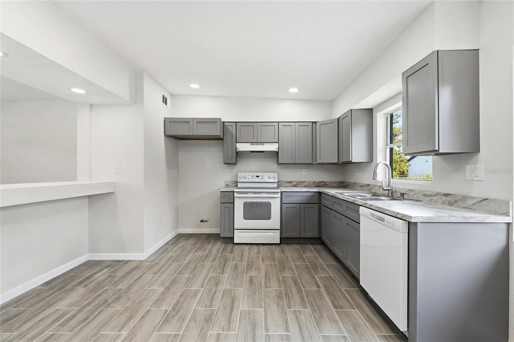 待售: $250,000 (3 贝兹, 1 浴室, 1204 平方英尺)