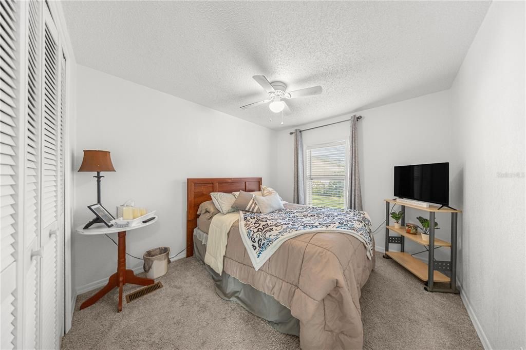 合同活跃: $299,999 (3 贝兹, 2 浴室, 1404 平方英尺)