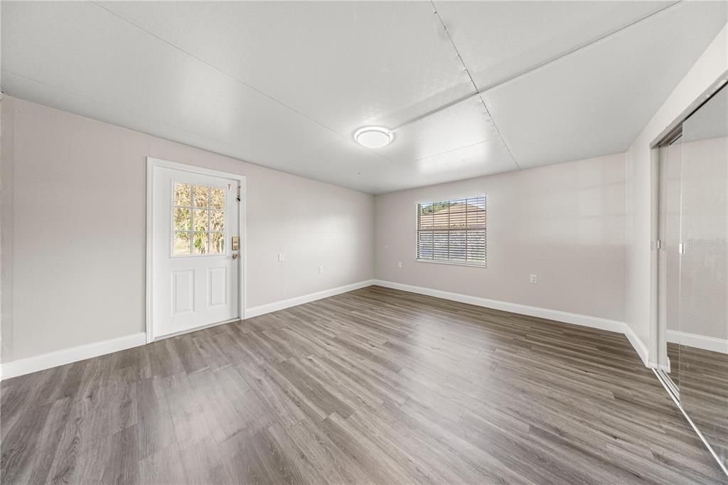 合同活跃: $299,999 (3 贝兹, 2 浴室, 1404 平方英尺)