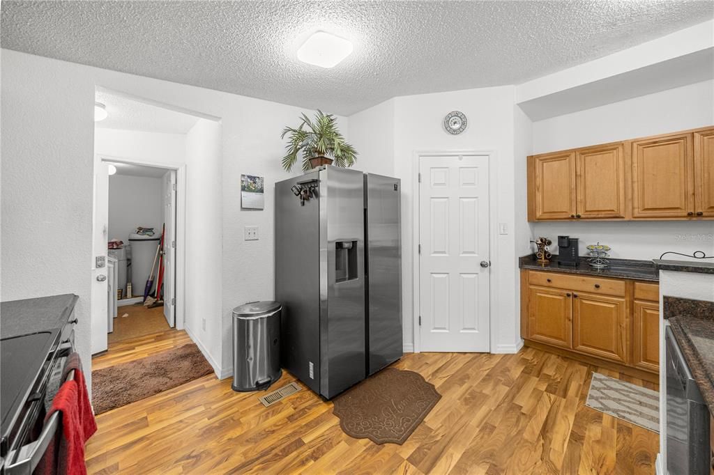 合同活跃: $299,999 (3 贝兹, 2 浴室, 1404 平方英尺)