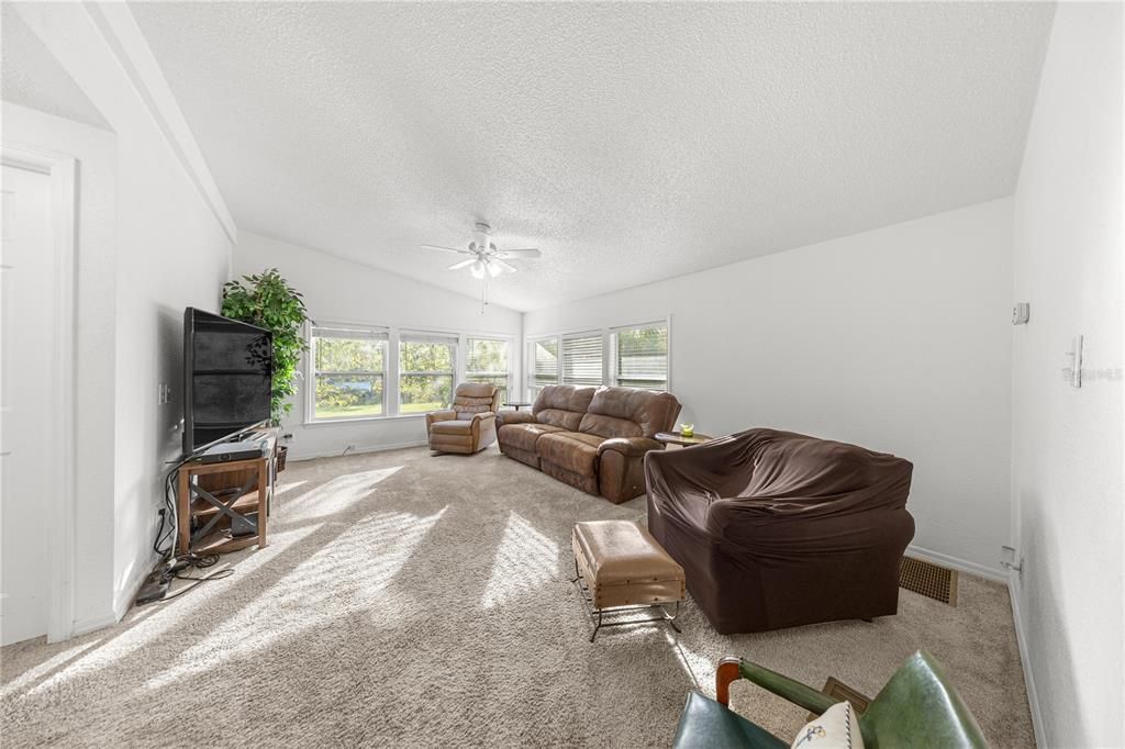 合同活跃: $299,999 (3 贝兹, 2 浴室, 1404 平方英尺)