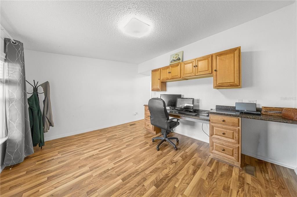 合同活跃: $299,999 (3 贝兹, 2 浴室, 1404 平方英尺)