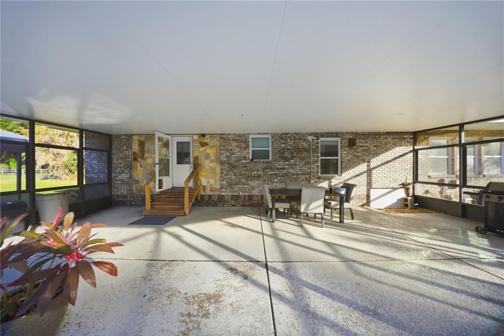 合同活跃: $299,999 (3 贝兹, 2 浴室, 1404 平方英尺)