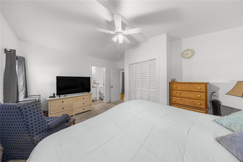 合同活跃: $299,999 (3 贝兹, 2 浴室, 1404 平方英尺)