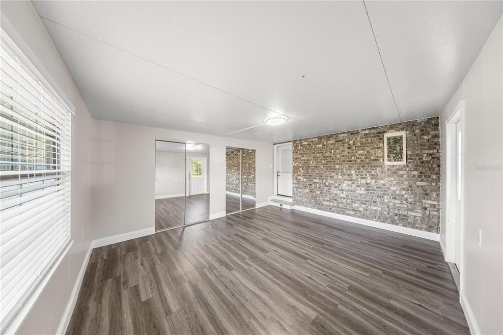 合同活跃: $299,999 (3 贝兹, 2 浴室, 1404 平方英尺)