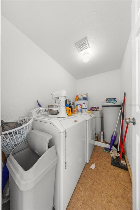 合同活跃: $299,999 (3 贝兹, 2 浴室, 1404 平方英尺)