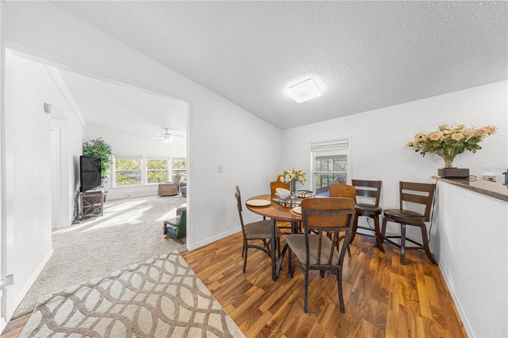 合同活跃: $299,999 (3 贝兹, 2 浴室, 1404 平方英尺)