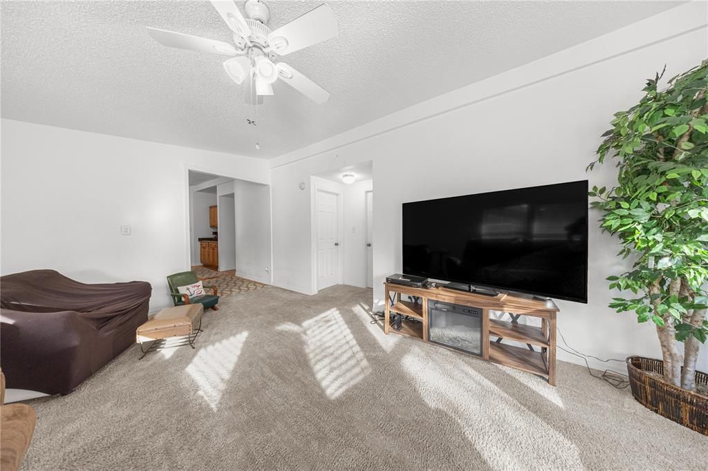 合同活跃: $299,999 (3 贝兹, 2 浴室, 1404 平方英尺)