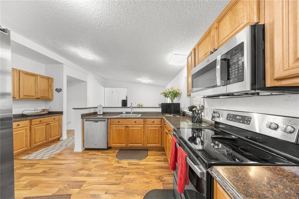 合同活跃: $299,999 (3 贝兹, 2 浴室, 1404 平方英尺)