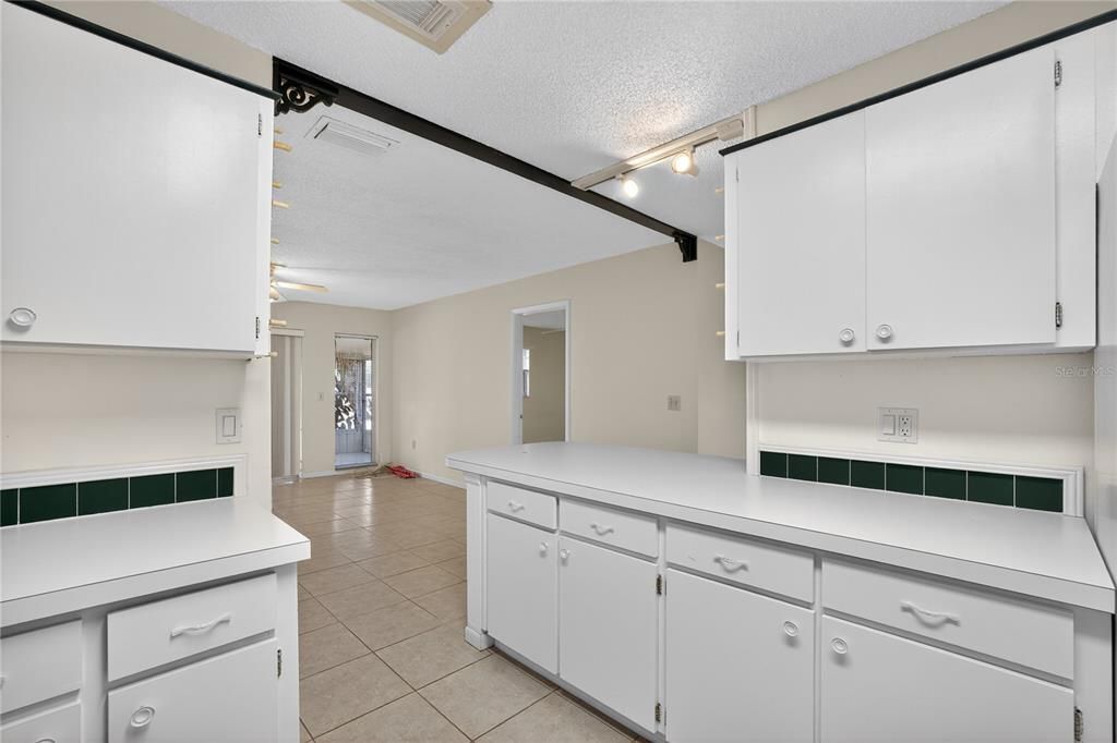 For Sale: $175,000 (2 beds, 2 baths, 1516 Square Feet)
