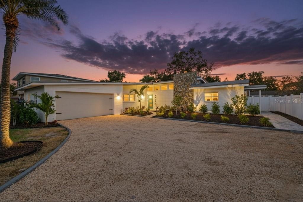 Active With Contract: $700,000 (3 beds, 2 baths, 1870 Square Feet)