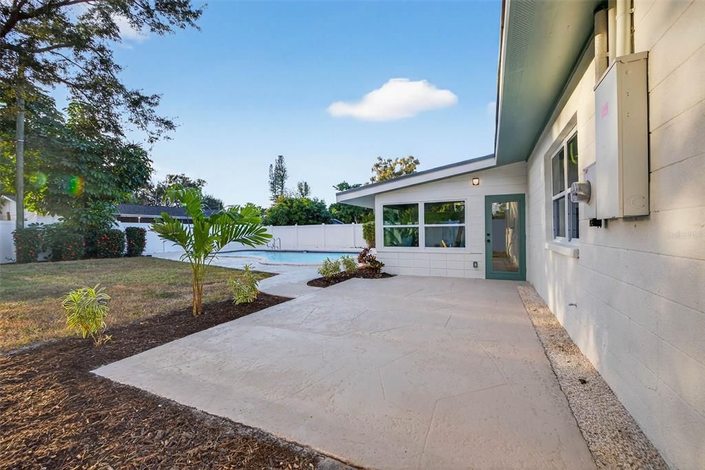 Active With Contract: $700,000 (3 beds, 2 baths, 1870 Square Feet)