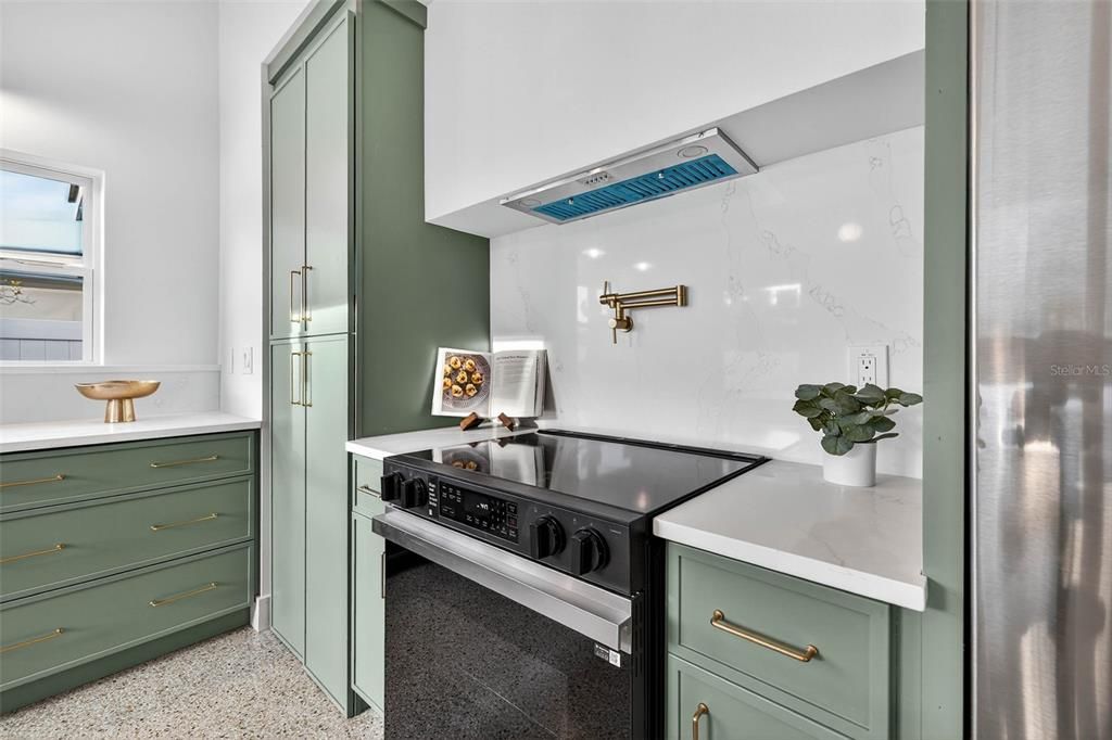 Active With Contract: $700,000 (3 beds, 2 baths, 1870 Square Feet)