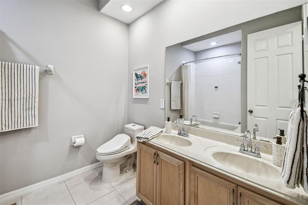 На продажу: $368,500 (3 спален, 2 ванн, 1759 Квадратных фут)