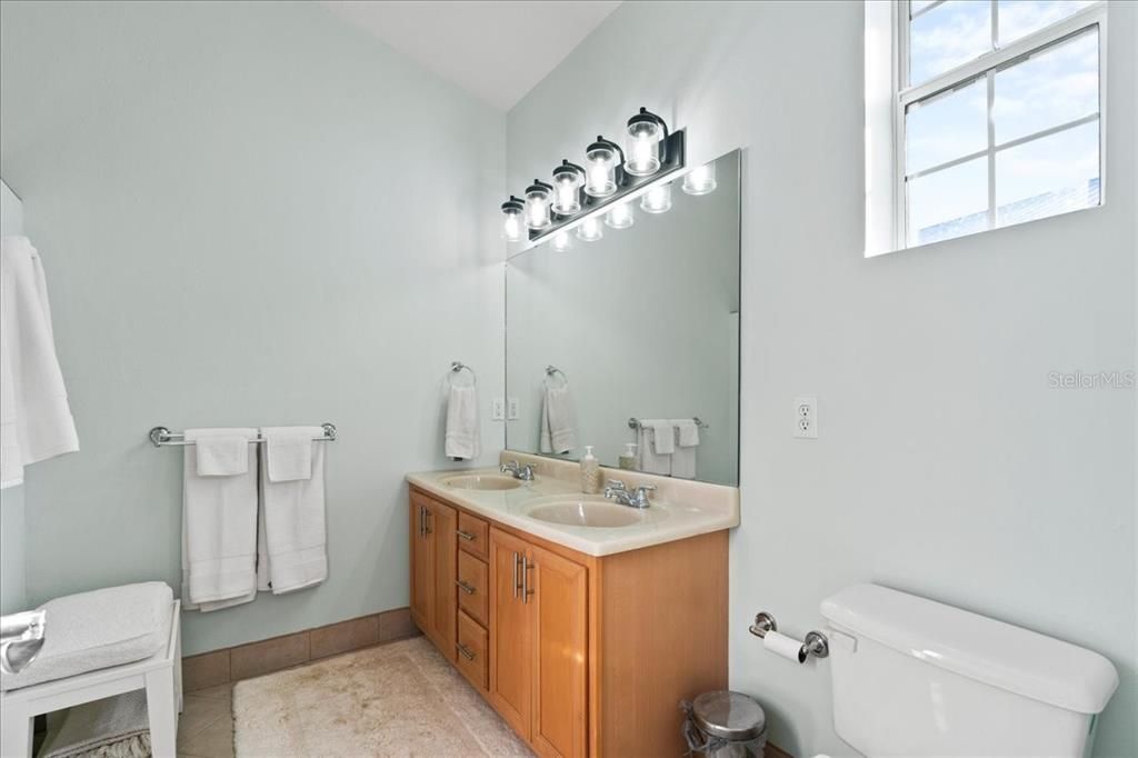 For Sale: $435,000 (2 beds, 2 baths, 1120 Square Feet)