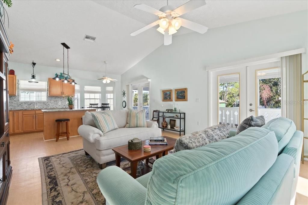 For Sale: $435,000 (2 beds, 2 baths, 1120 Square Feet)