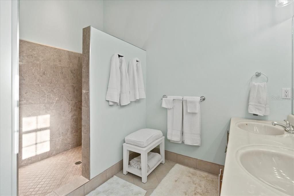 For Sale: $435,000 (2 beds, 2 baths, 1120 Square Feet)