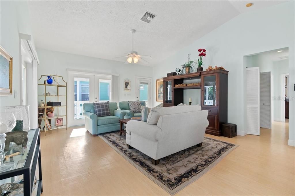 For Sale: $435,000 (2 beds, 2 baths, 1120 Square Feet)