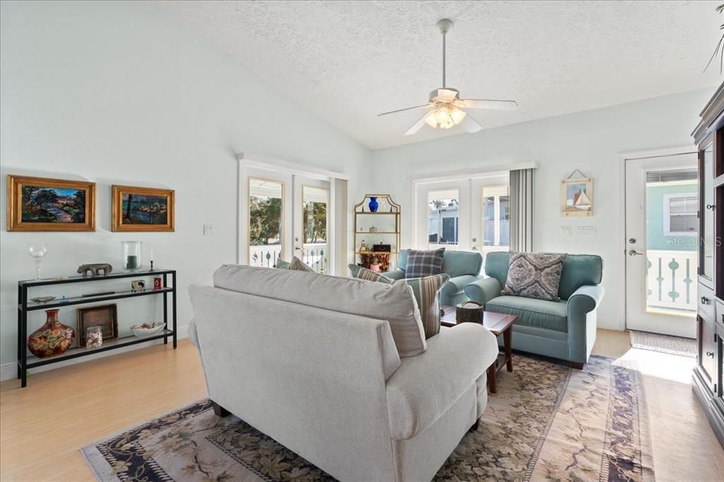 For Sale: $435,000 (2 beds, 2 baths, 1120 Square Feet)