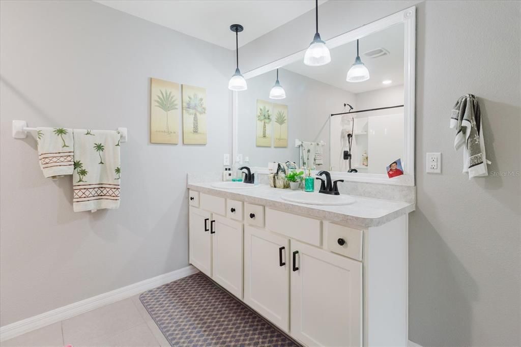 На продажу: $300,000 (3 спален, 2 ванн, 1690 Квадратных фут)