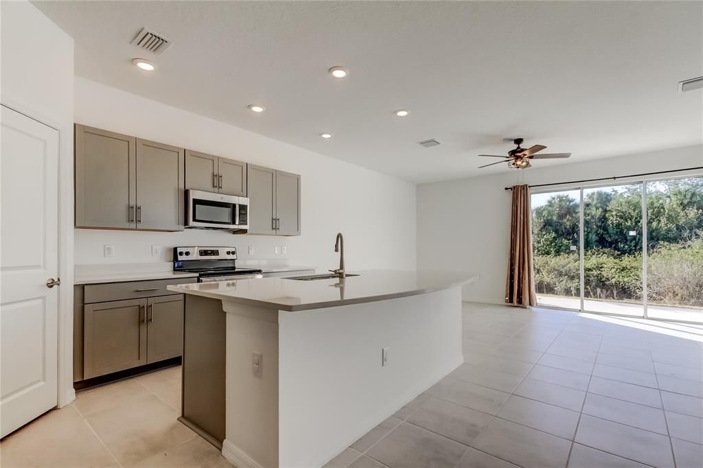 待售: $300,000 (3 贝兹, 2 浴室, 1582 平方英尺)