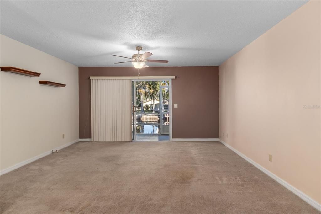 合同活跃: $155,000 (2 贝兹, 2 浴室, 1230 平方英尺)