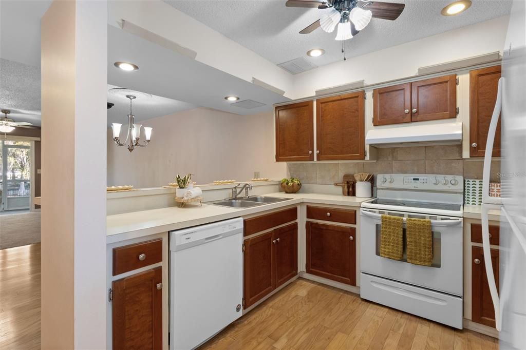 合同活跃: $155,000 (2 贝兹, 2 浴室, 1230 平方英尺)