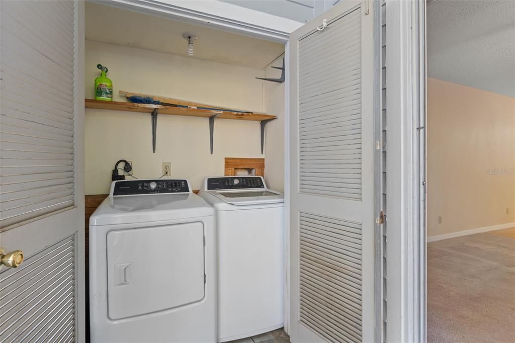 合同活跃: $155,000 (2 贝兹, 2 浴室, 1230 平方英尺)