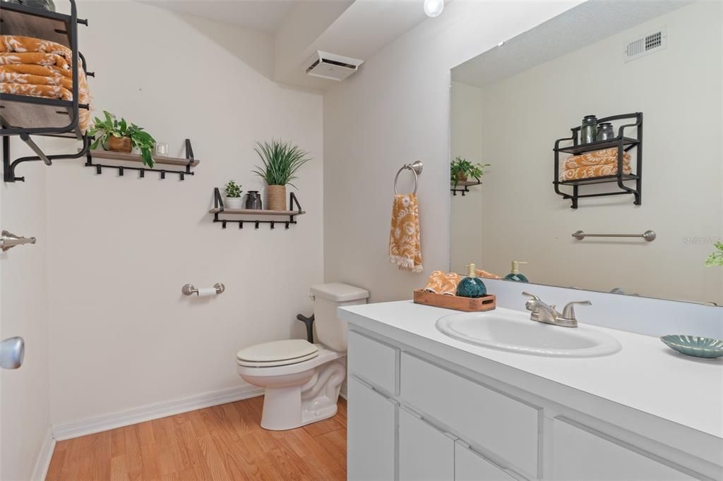 合同活跃: $155,000 (2 贝兹, 2 浴室, 1230 平方英尺)