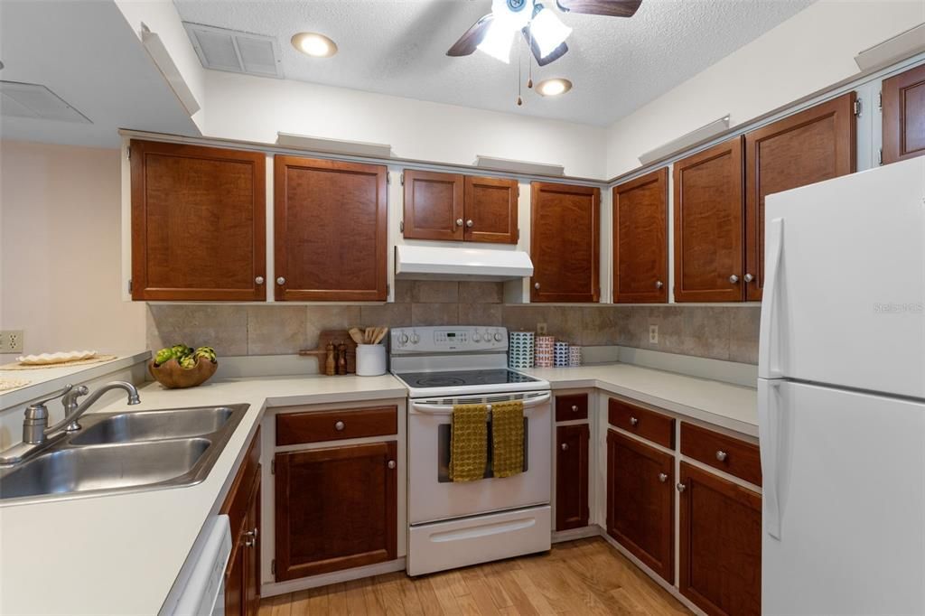 合同活跃: $155,000 (2 贝兹, 2 浴室, 1230 平方英尺)