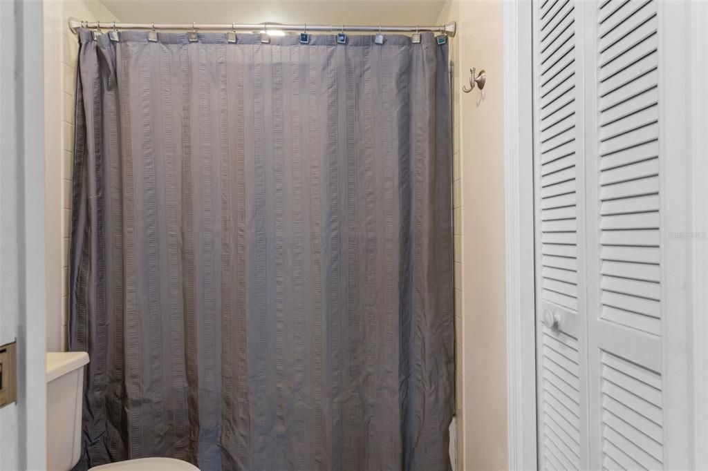 合同活跃: $155,000 (2 贝兹, 2 浴室, 1230 平方英尺)