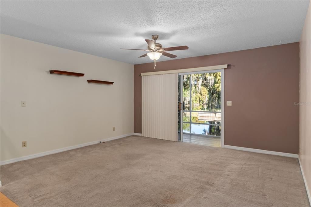 合同活跃: $155,000 (2 贝兹, 2 浴室, 1230 平方英尺)