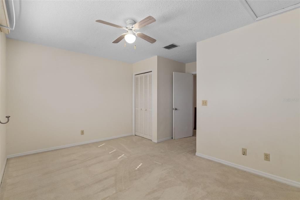 合同活跃: $155,000 (2 贝兹, 2 浴室, 1230 平方英尺)