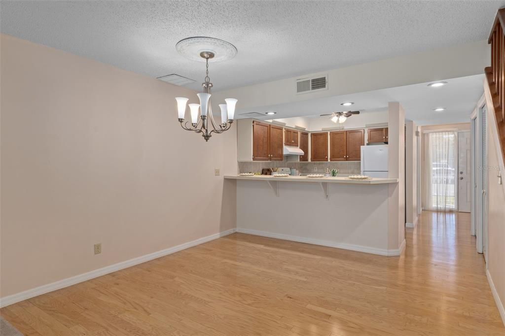 合同活跃: $155,000 (2 贝兹, 2 浴室, 1230 平方英尺)