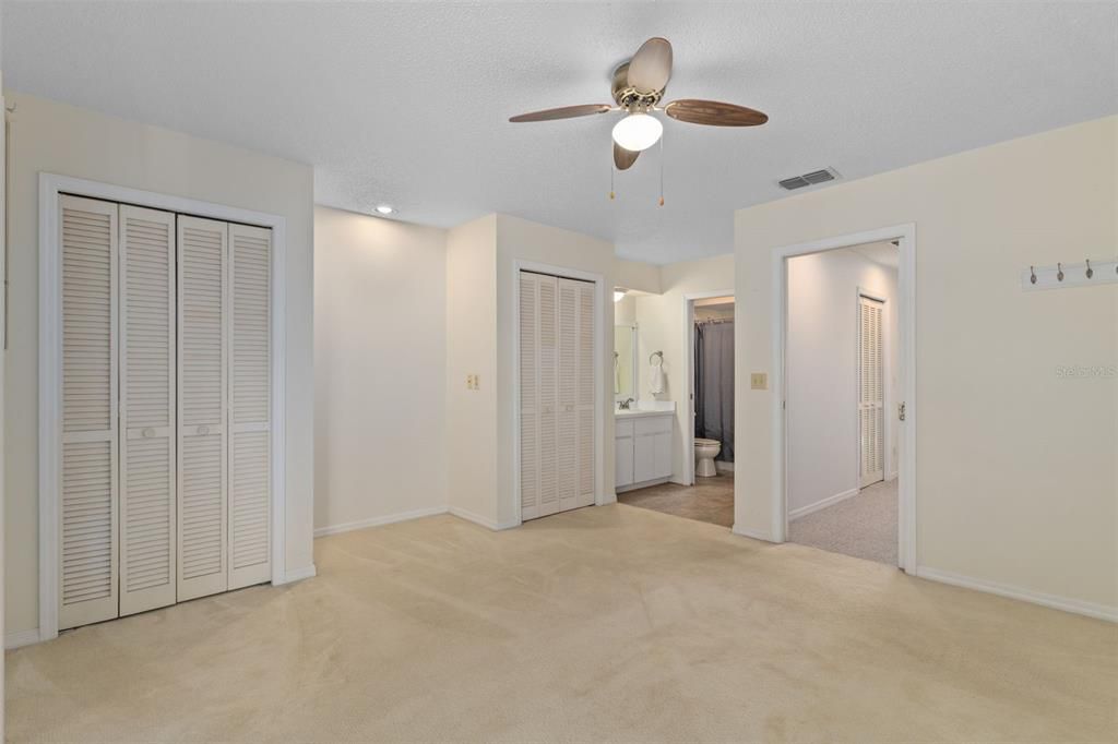 合同活跃: $155,000 (2 贝兹, 2 浴室, 1230 平方英尺)