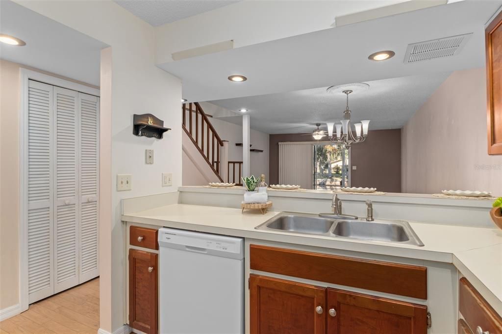 合同活跃: $155,000 (2 贝兹, 2 浴室, 1230 平方英尺)