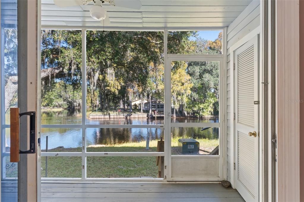 合同活跃: $155,000 (2 贝兹, 2 浴室, 1230 平方英尺)