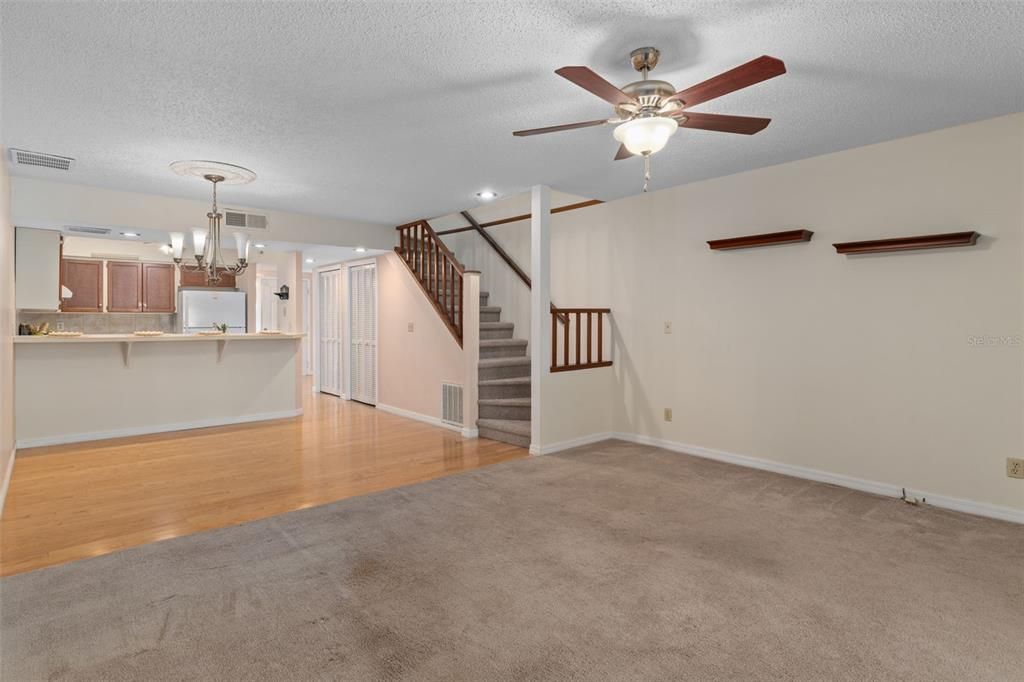 合同活跃: $155,000 (2 贝兹, 2 浴室, 1230 平方英尺)