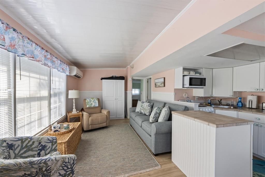 For Sale: $249,900 (1 beds, 1 baths, 528 Square Feet)