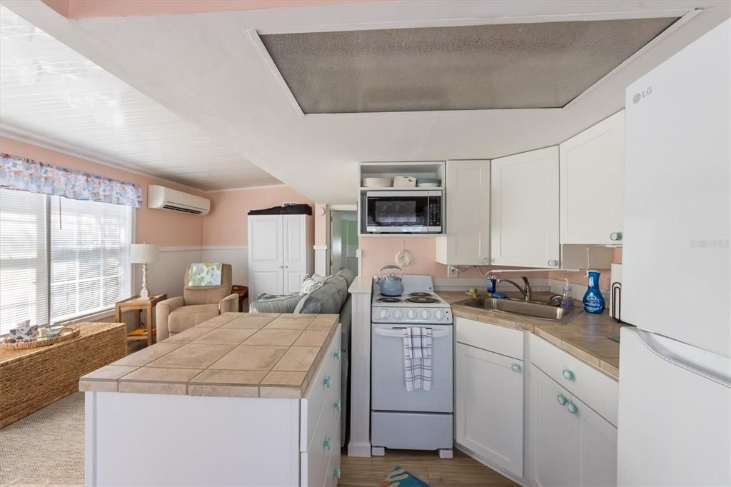 For Sale: $249,900 (1 beds, 1 baths, 528 Square Feet)