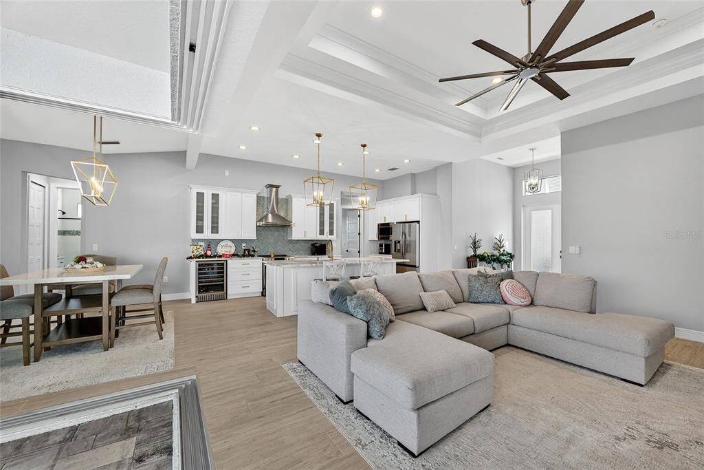 Activo con contrato: $735,000 (3 camas, 2 baños, 2068 Pies cuadrados)