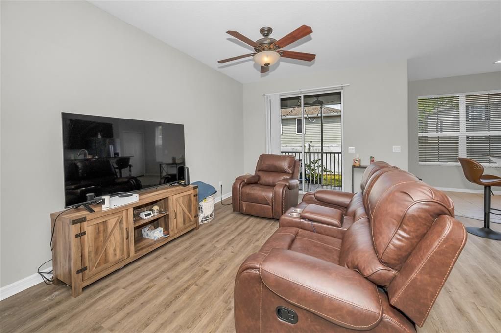 En Venta: $317,000 (3 camas, 2 baños, 2271 Pies cuadrados)