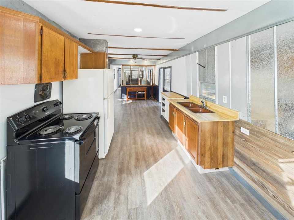 Под контрактом: $98,000 (2 спален, 1 ванн, 580 Квадратных фут)