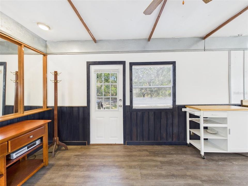 Под контрактом: $98,000 (2 спален, 1 ванн, 580 Квадратных фут)