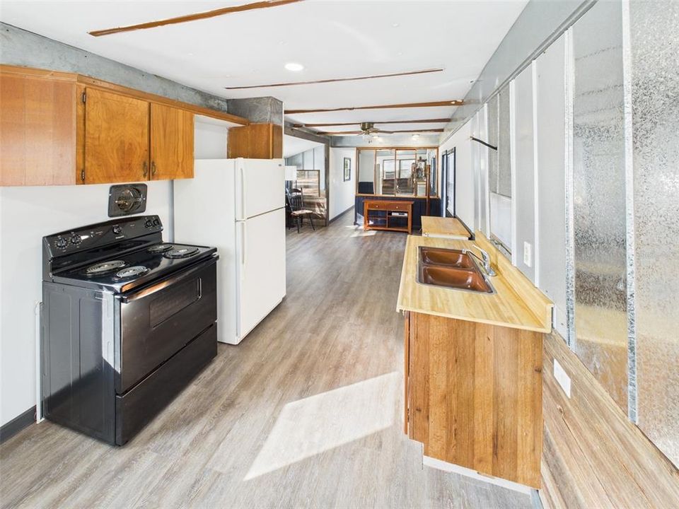 Под контрактом: $98,000 (2 спален, 1 ванн, 580 Квадратных фут)