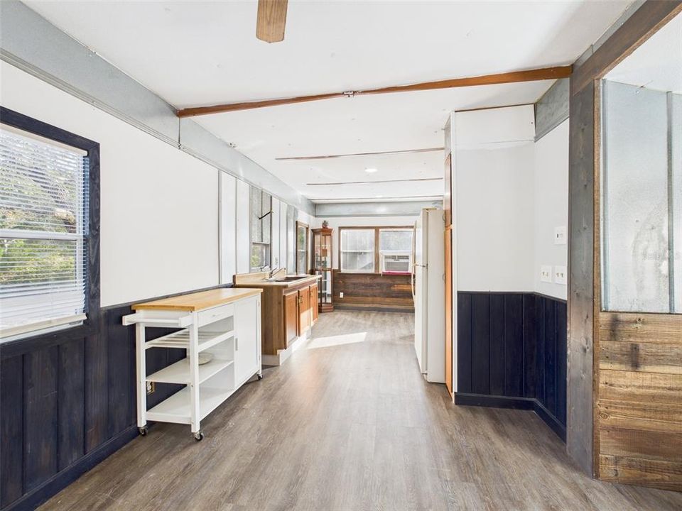 Под контрактом: $98,000 (2 спален, 1 ванн, 580 Квадратных фут)