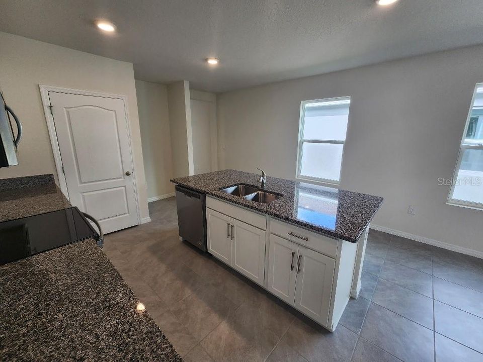 For Rent: $1,950 (3 beds, 2 baths, 1653 Square Feet)